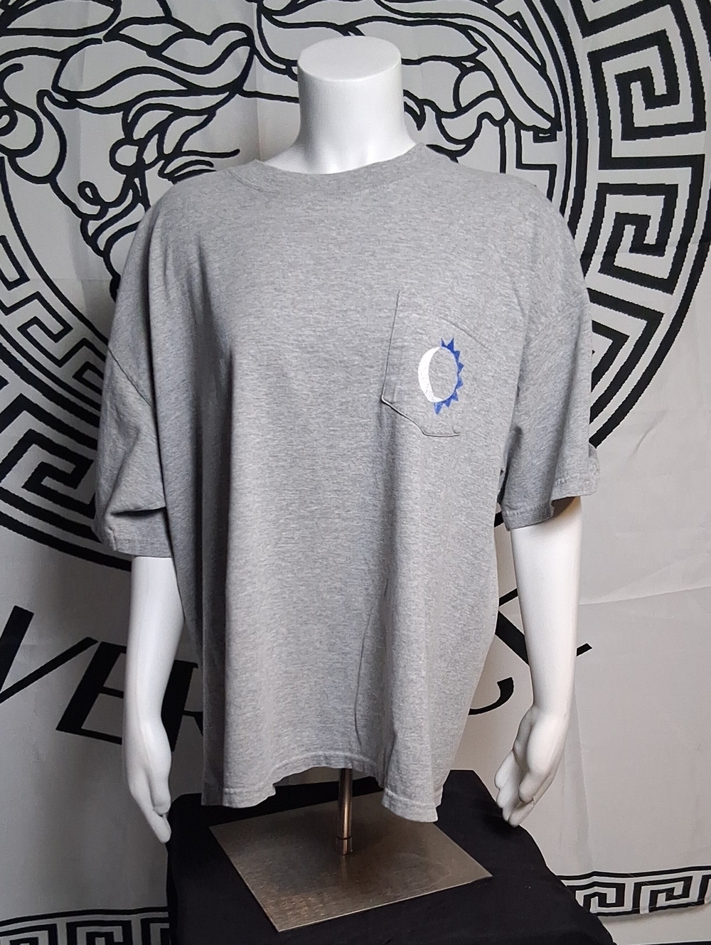 Vintage Men's Marlboro Gray Pocket T-Shirt with Sun & Moon Graphic
